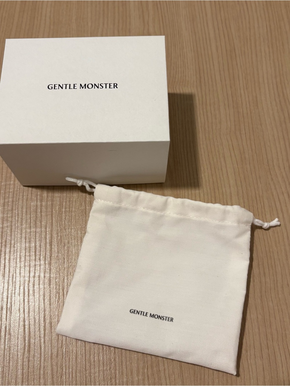 GENTLE MONSTER White Drawstring Logo Pouch and Gift Box